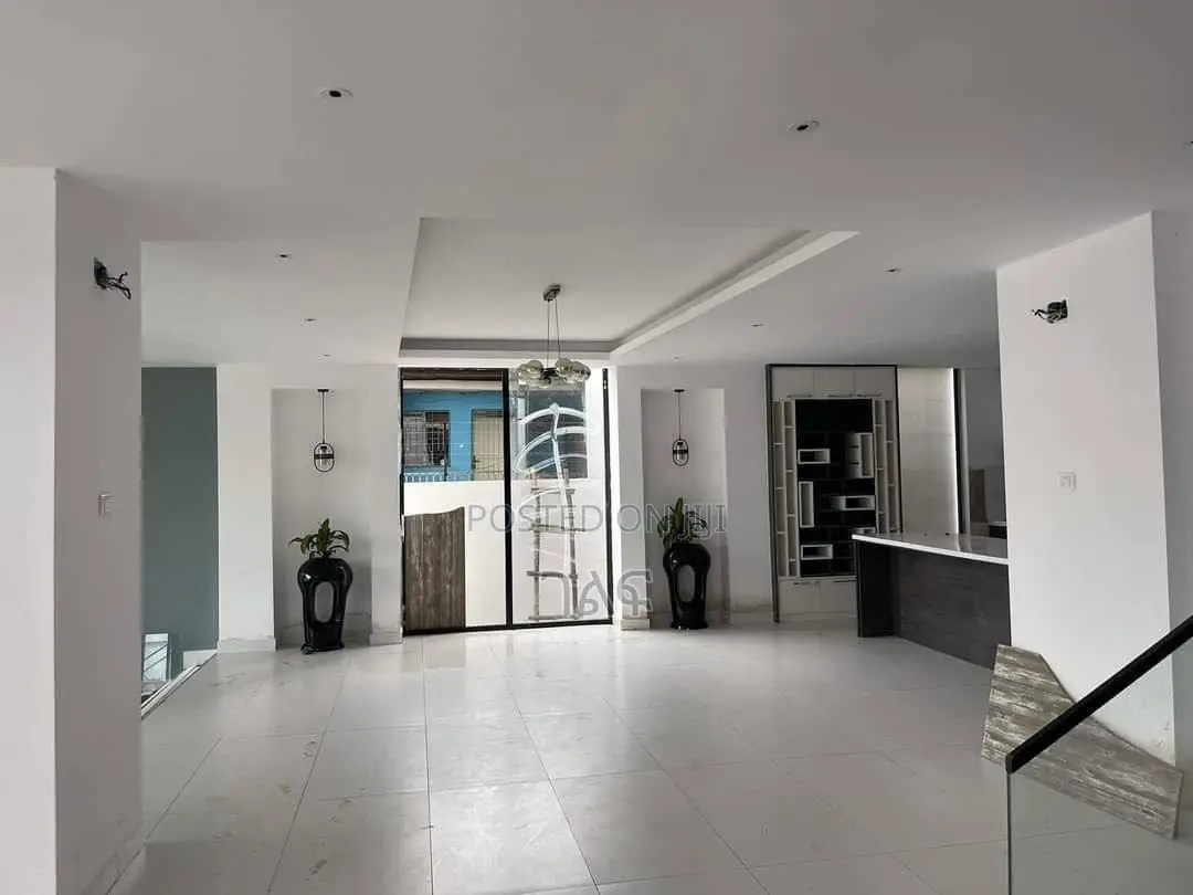 10bdrm House in ቅንጡ መኖሪያ ቤት መገናኛ, Bole for sale