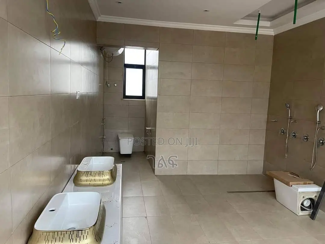 10bdrm House in ቅንጡ መኖሪያ ቤት መገናኛ, Bole for sale
