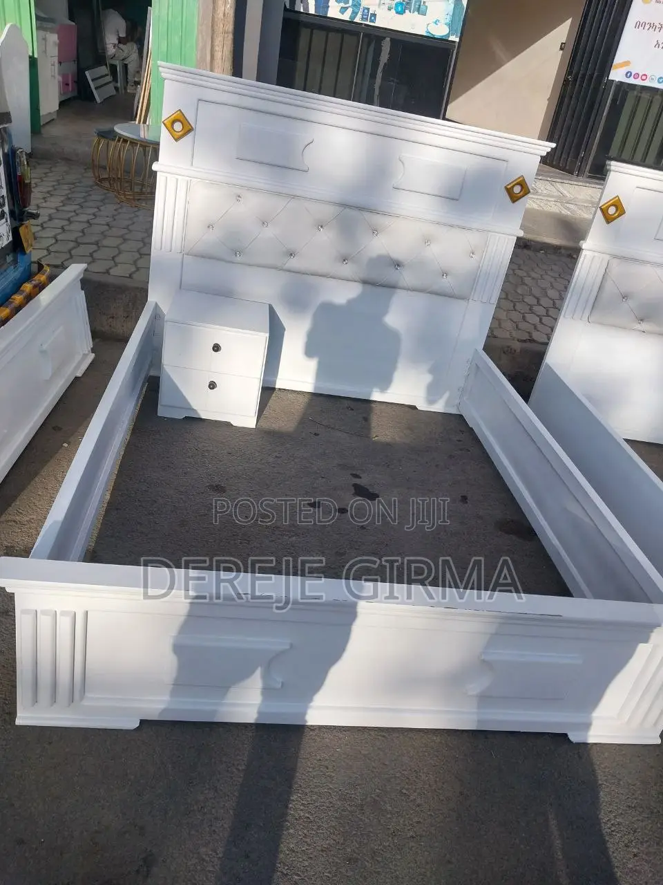 1,50cm አልጋ ከኮሜዲኖ ጋር