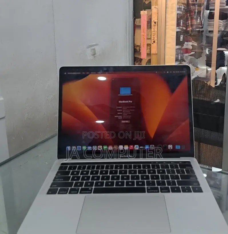 New Laptop Apple MacBook Pro 2017 8GB Intel Core I5 SSD 256GB