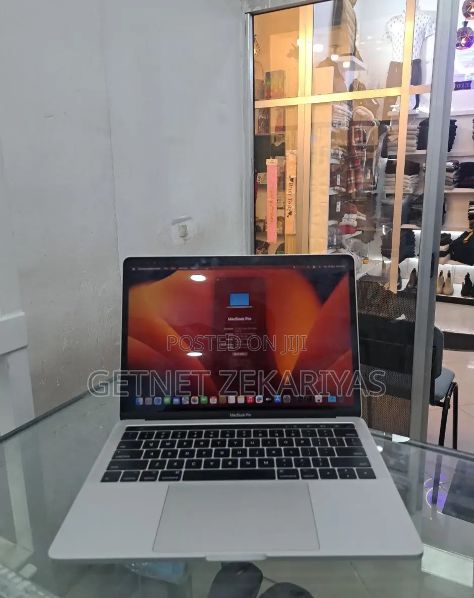 New Laptop Apple MacBook Pro 2017 8GB Intel Core I5 SSD 256GB