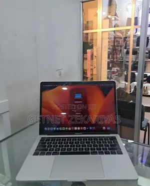 New Laptop Apple MacBook Pro 2017 8GB Intel Core I5 SSD 256GB