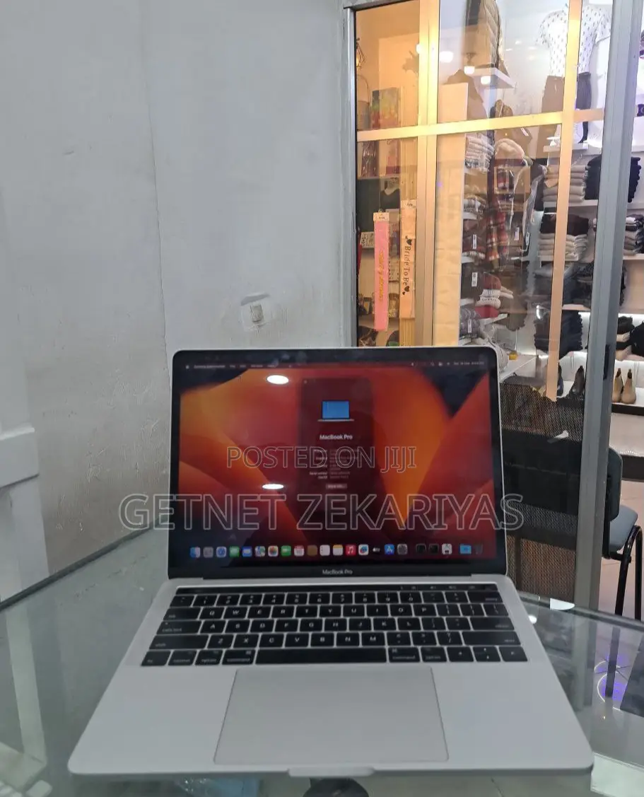 New Laptop Apple MacBook Pro 2017 8GB Intel Core I5 SSD 256GB