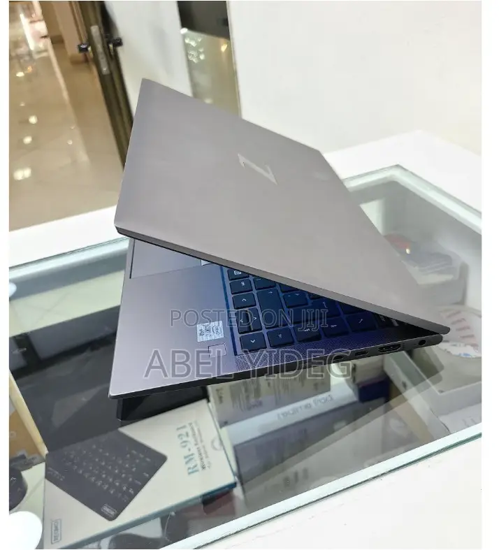 New Laptop HP ZBook Firefly G8 16GB Intel Core I7 SSD 512GB