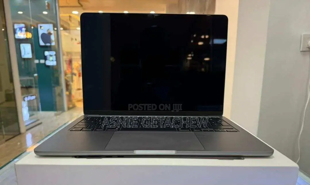 New Laptop Apple MacBook Air 2022 M2 8GB Apple M3 SSD 512GB