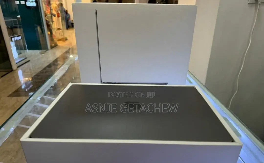 New Laptop Apple MacBook Air 2022 M2 8GB Apple M3 SSD 512GB