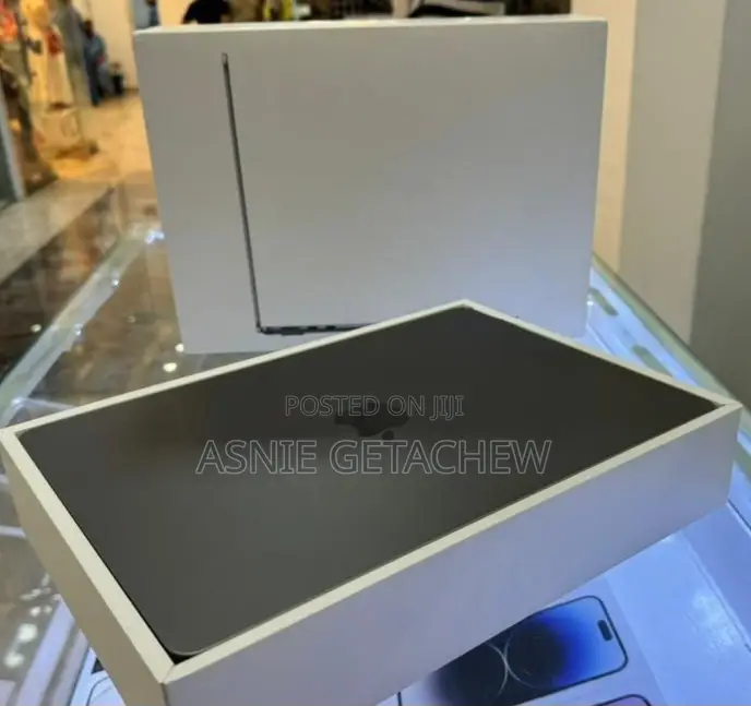 New Laptop Apple MacBook Air 2022 M2 8GB Apple M3 SSD 512GB