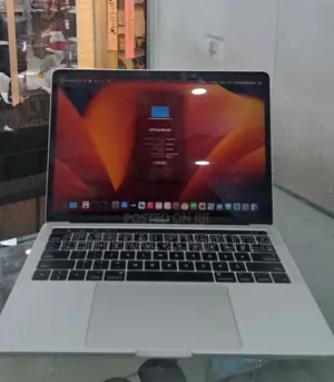 New Laptop Apple MacBook Pro 2017 8GB Intel Core i5 SSD 256GB