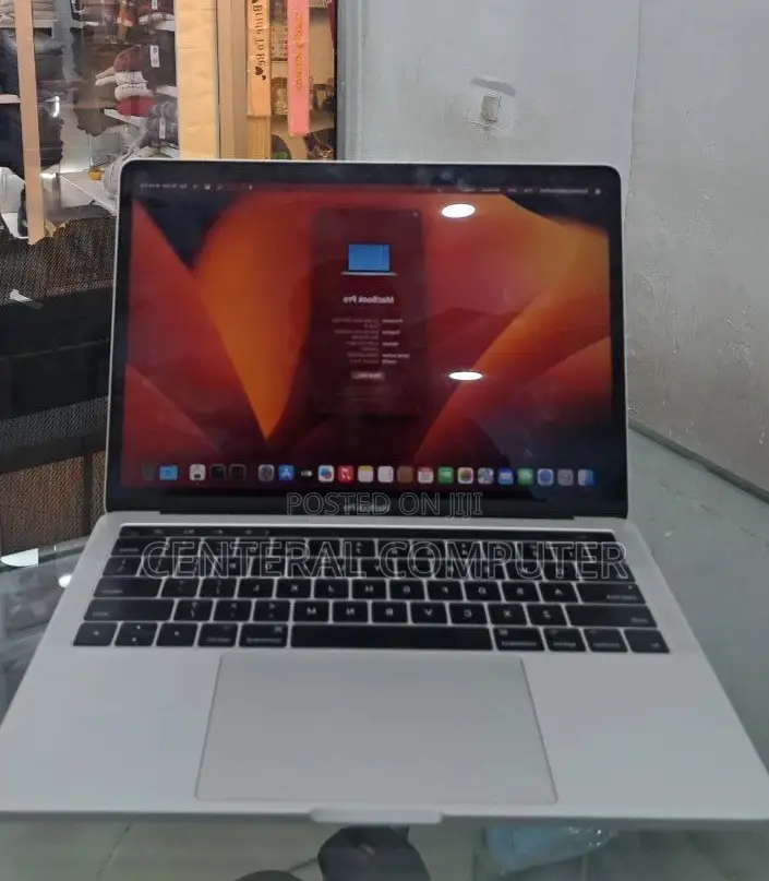 New Laptop Apple MacBook Pro 2017 8GB Intel Core i5 SSD 256GB