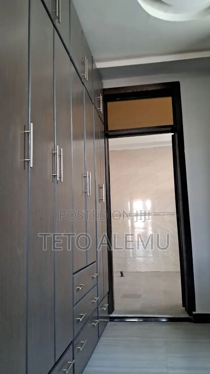 5bdrm House in የሚሸጥ ቤት አያት, Bole for sale