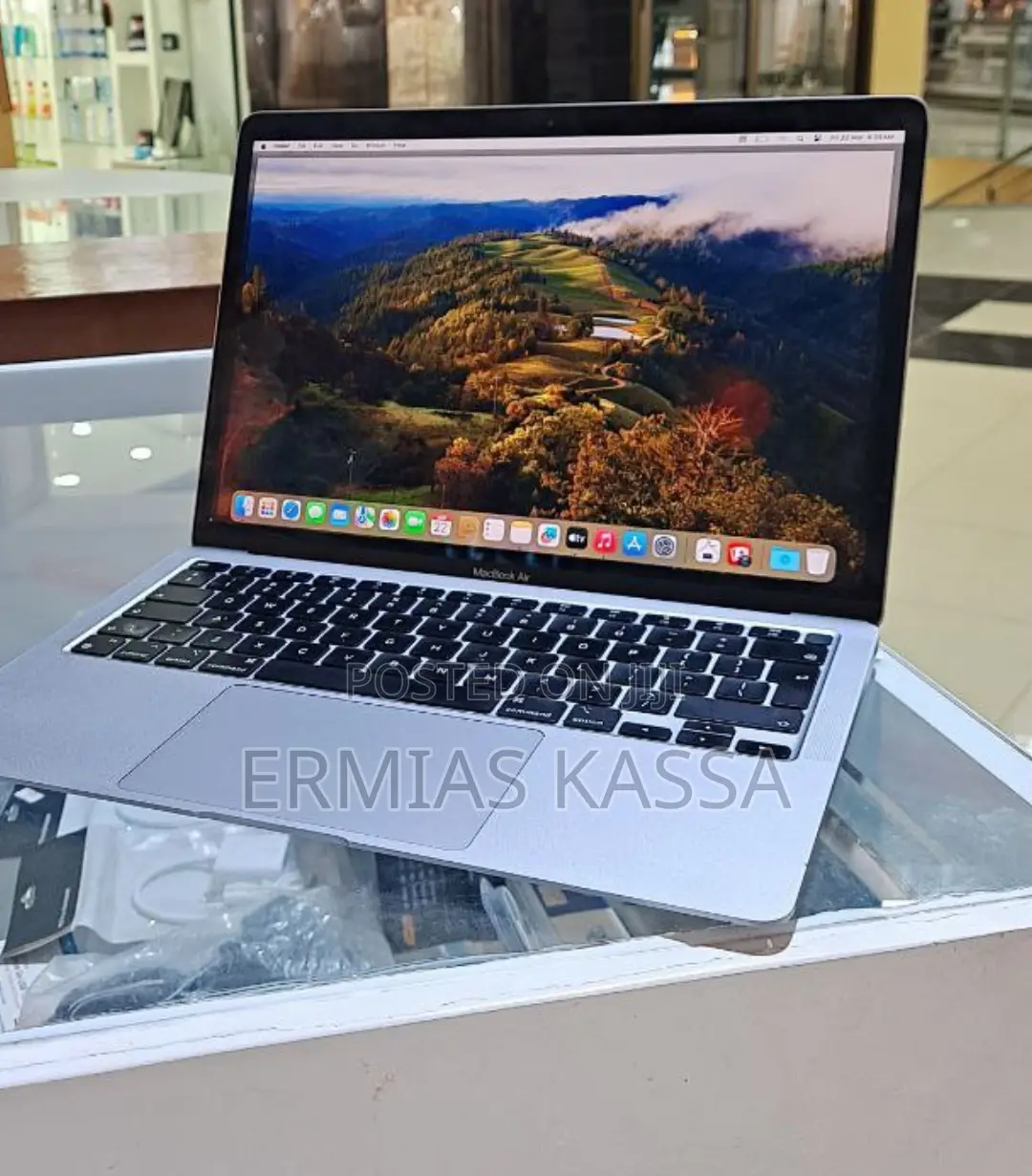 New Laptop Apple MacBook Air 2020 M1 8GB Apple M1 SSD 256GB