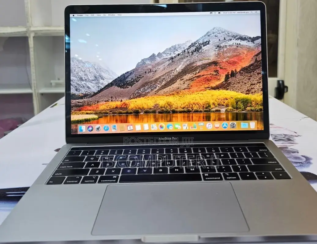 New Laptop Apple MacBook 2018 8GB Intel Core I5 SSD 256GB