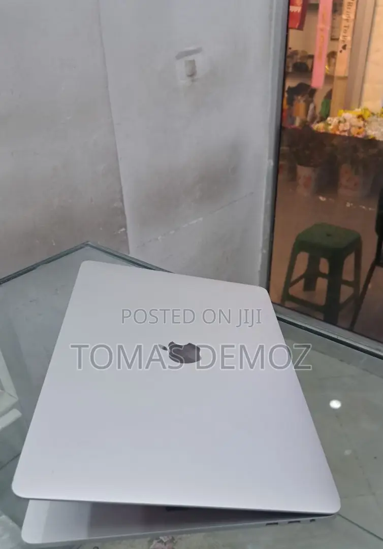 New Laptop Apple MacBook Pro 2017 8GB Intel Core I5 SSD 256GB