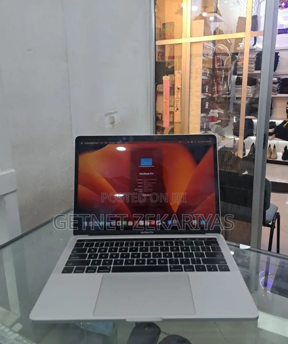New Laptop Apple MacBook Pro 2017 8GB Intel Core I5 SSD 256GB