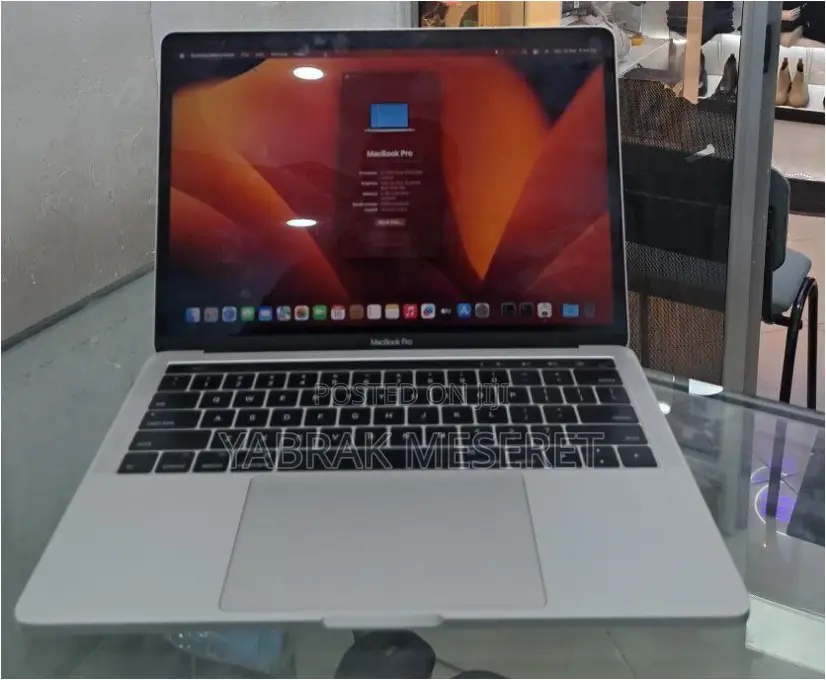 New Laptop Apple MacBook Pro 2017 8GB Intel Core I5 SSD 256GB