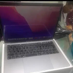 New Laptop Apple MacBook Pro 2018 8GB Intel Core I5 SSD 256GB