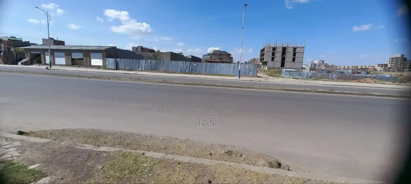 አያት አፍረፂዮን አካባቢ ዋና አስፓልት ዳር