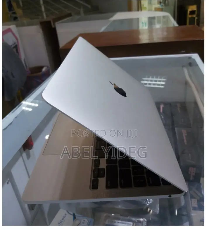 New Laptop Apple MacBook Pro 2020 8GB Intel Core I5 SSD 256GB