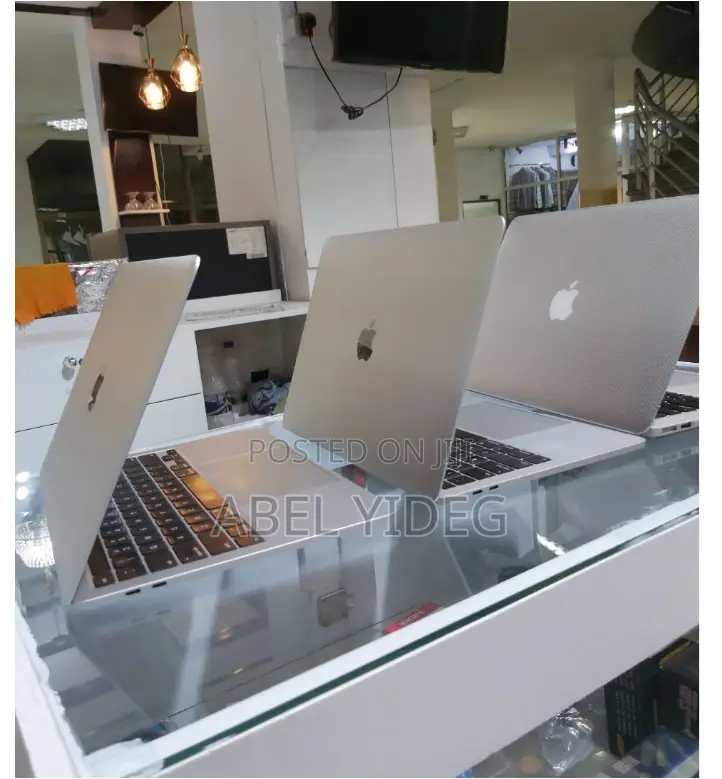 New Laptop Apple MacBook Pro 2020 8GB Intel Core I5 SSD 256GB