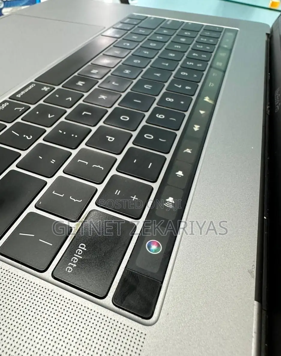 New Laptop Apple MacBook Pro 2018 16GB Intel Core I7 SSD 512GB