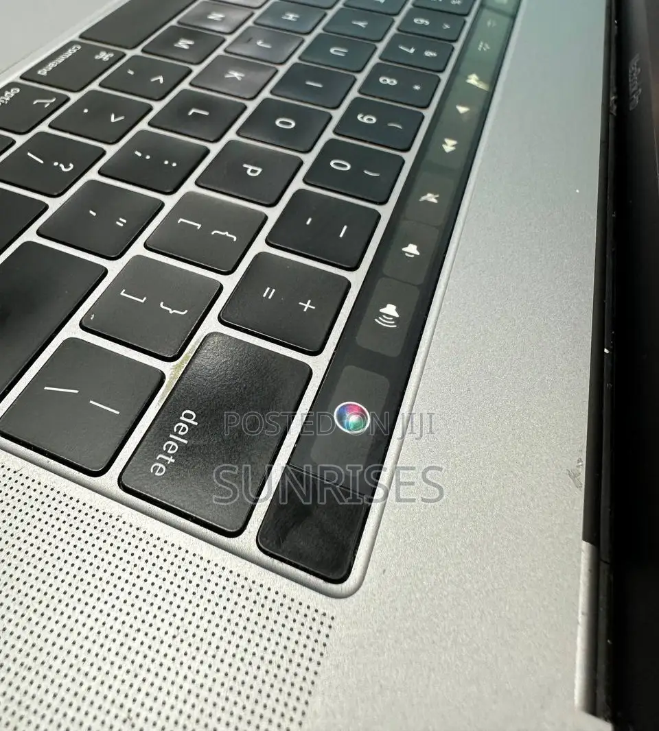 New Laptop Apple MacBook Pro 2018 16GB Intel Core I7 SSD 512GB