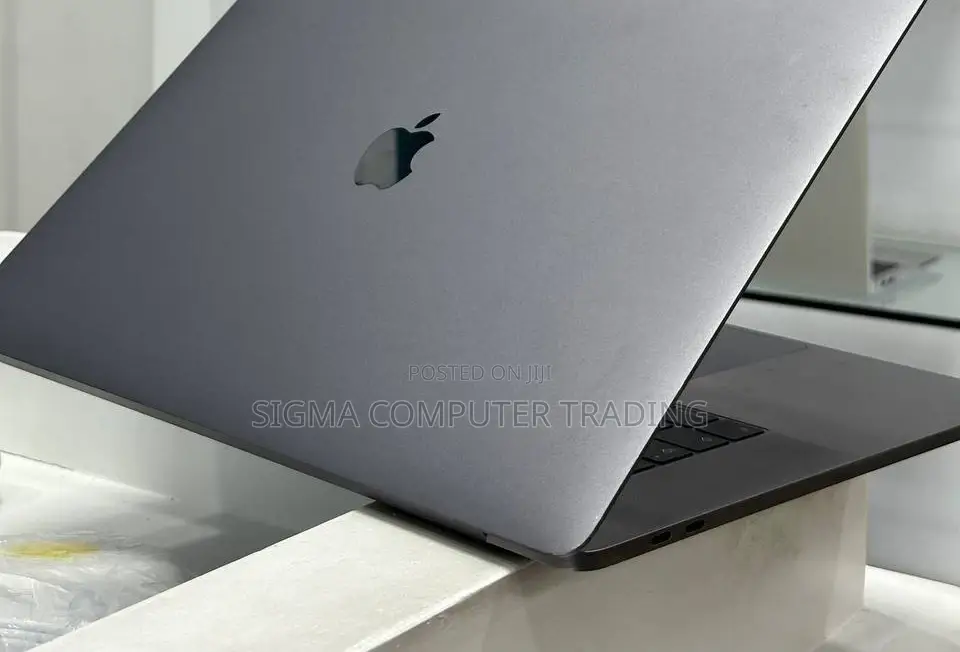 New Laptop Apple MacBook Pro 2018 16GB Intel Core I7 SSD 512GB