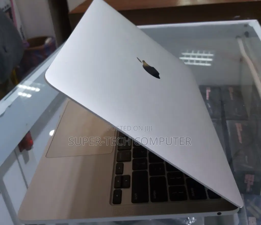 New Laptop Apple MacBook Pro 2020 8GB Intel Core I5 SSD 256GB