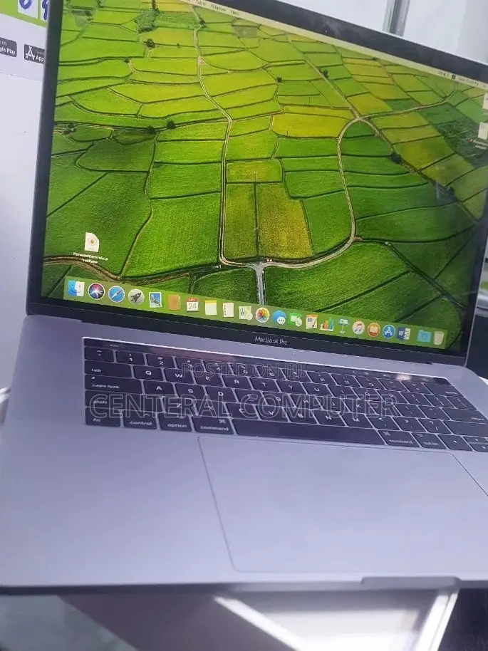 New Laptop Apple MacBook Pro 2017 8GB Intel Core I7 SSD 256GB