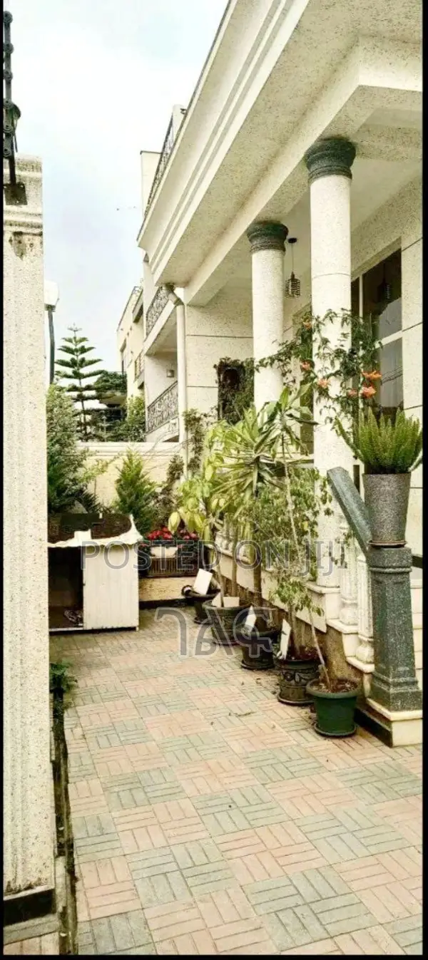 3bdrm Villa in አያት ኮምፓውንድ ውስጥ በጣም, Bole for sale