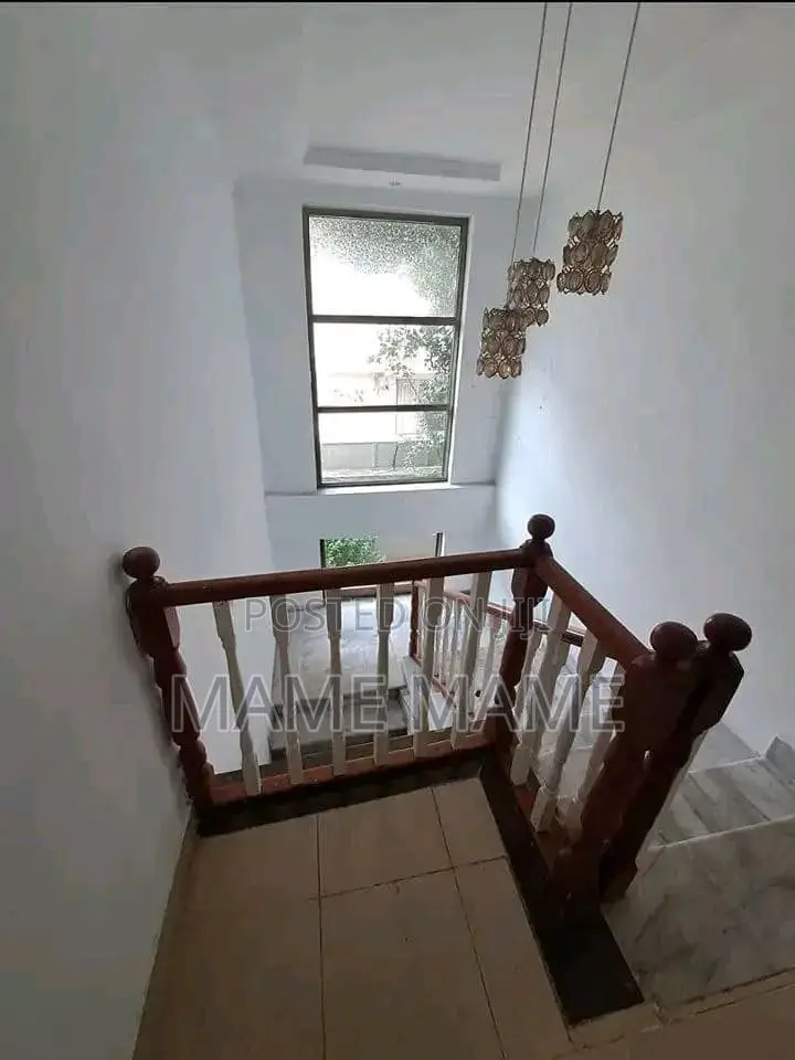5bdrm House in Addis Abeba, Bole for sale