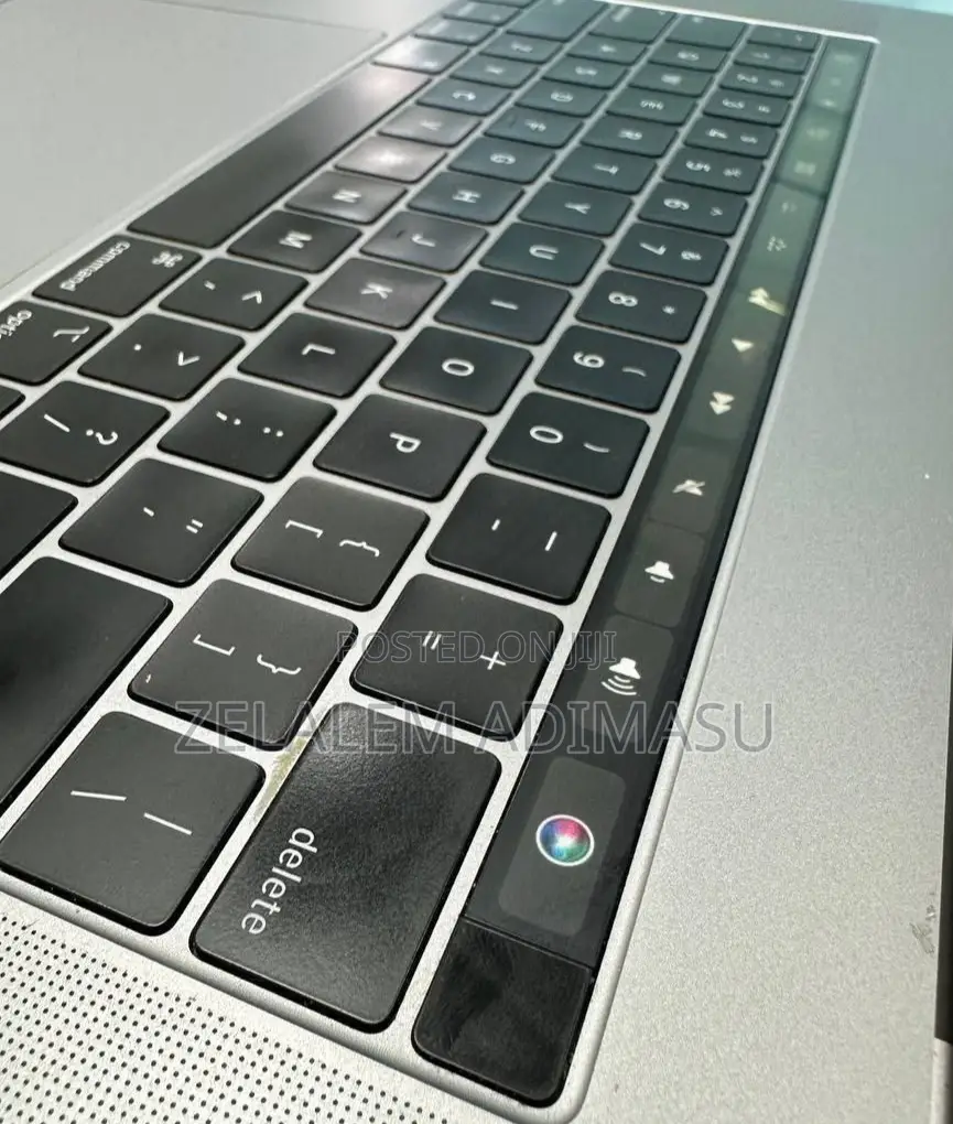 New Laptop Apple MacBook 2018 16GB Intel Core I7 SSD 512GB