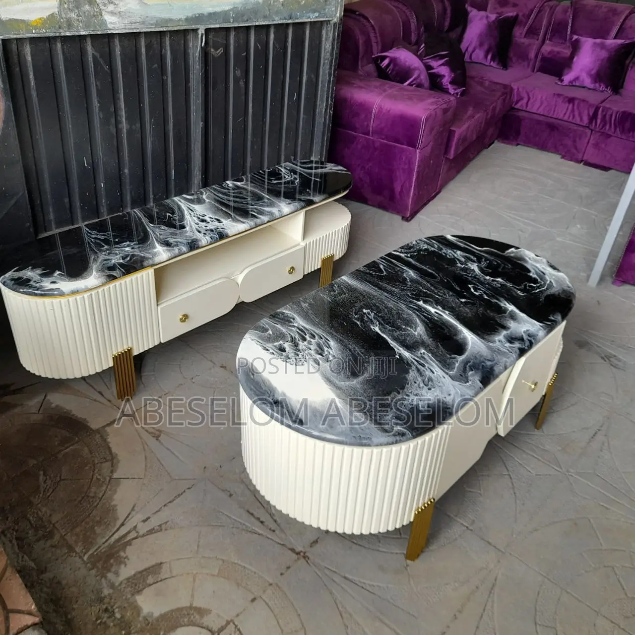 ቲቪ እስታንድ እና ጠረጴዛ