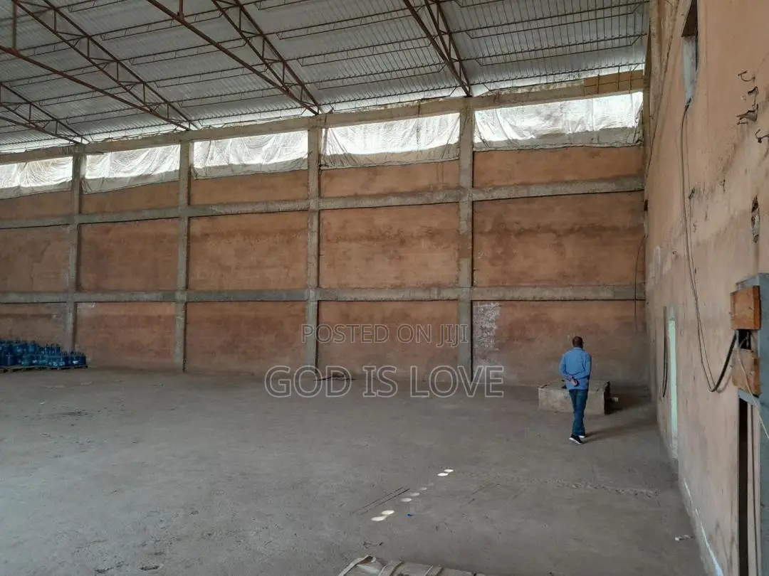 የሚሸጥ መጋዘን 
5,000ካሬ 1500 ላይ መጋዘኑ አርፋል ጂፕላስ ዋን ቤት 
ስሪ ፌዝ