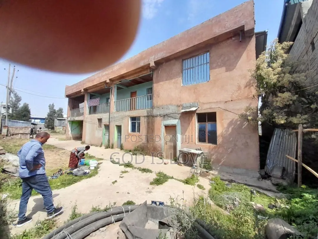 የሚሸጥ መጋዘን 
5,000ካሬ 1500 ላይ መጋዘኑ አርፋል ጂፕላስ ዋን ቤት 
ስሪ ፌዝ