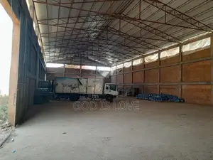 የሚሸጥ መጋዘን 
5,000ካሬ 1500 ላይ መጋዘኑ አርፋል ጂፕላስ ዋን ቤት 
ስሪ ፌዝ