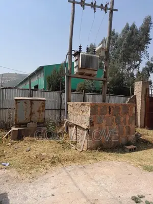 የሚሸጥ መጋዘን 
5,000ካሬ 1500 ላይ መጋዘኑ አርፋል ጂፕላስ ዋን ቤት 
ስሪ ፌዝ