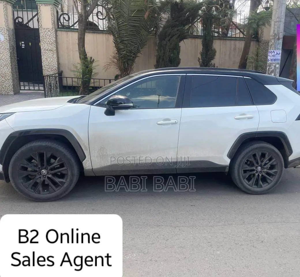 Toyota RAV4 2021 White