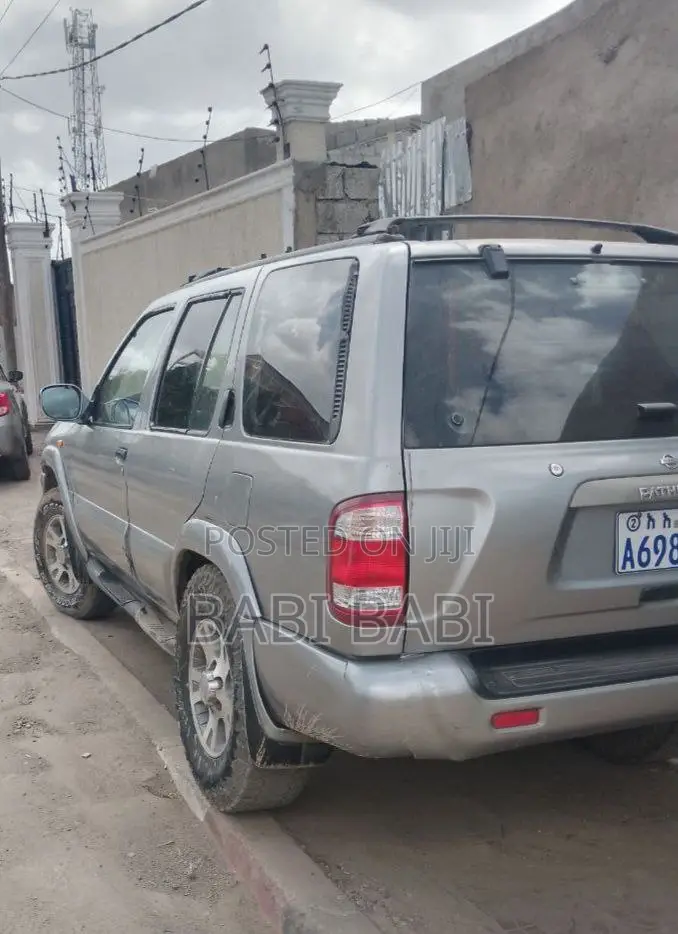 Nissan Pathfinder Automatic 2000 Silver