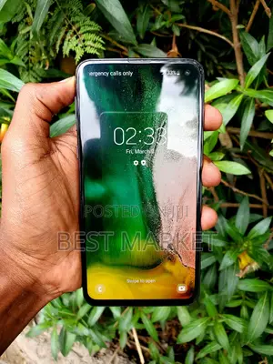 Photo - Samsung Galaxy S10e 128 GB Blue