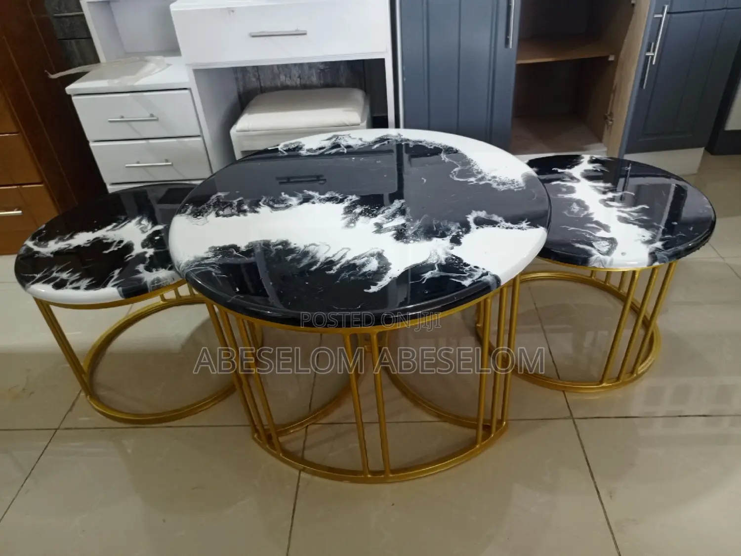 በኢፖክሲ የተሰሩ ጠረጴዛ