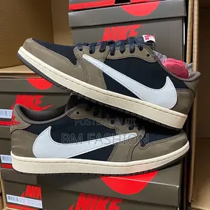 Photo - Air Jordan 1 Low Travis Scott Dunk
