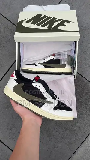 Photo - Air Jordan 1 Low Travis Scott Dunk