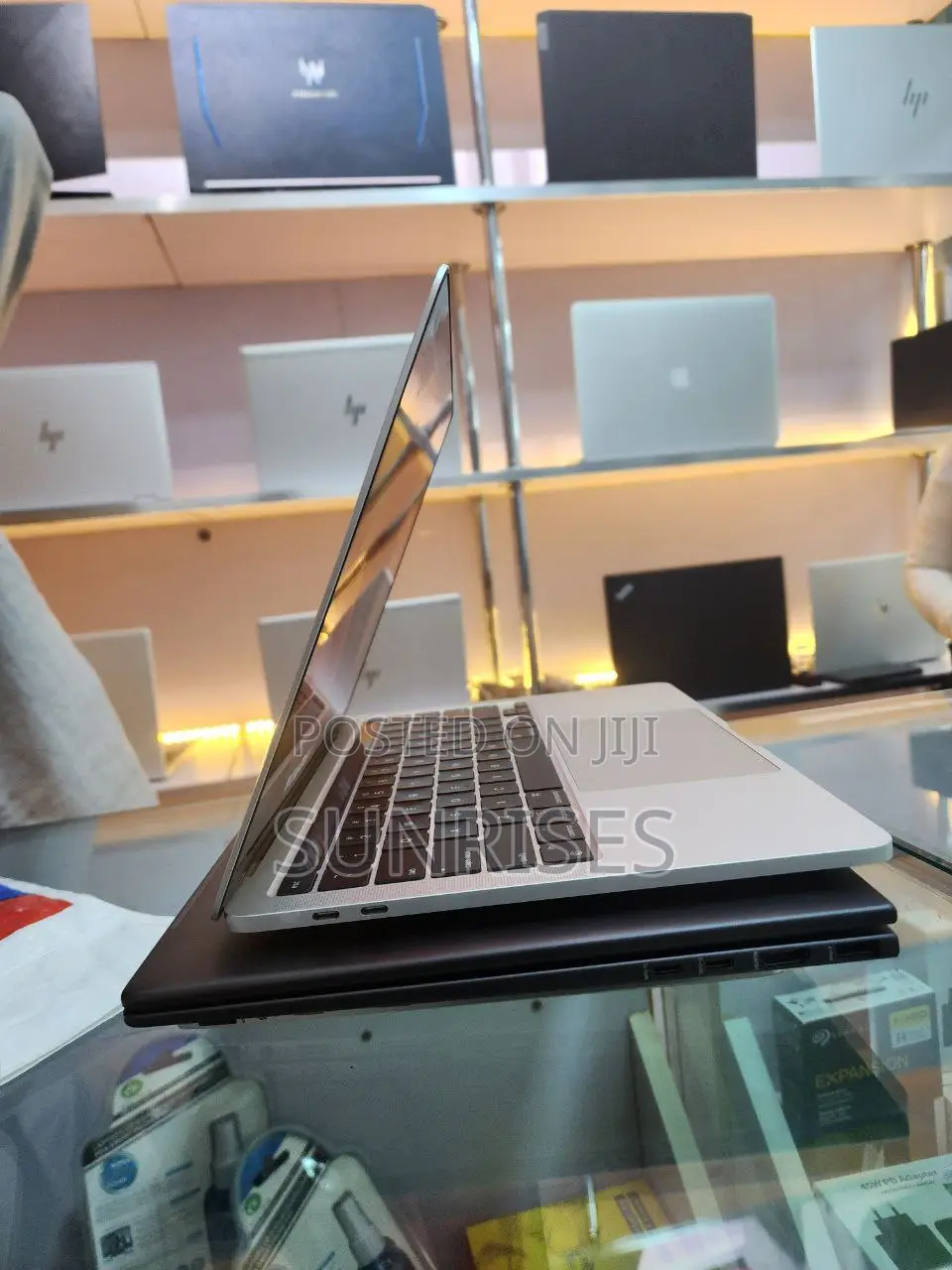 New Laptop Apple MacBook Pro M1 8GB Apple M1 Pro SSD 256GB