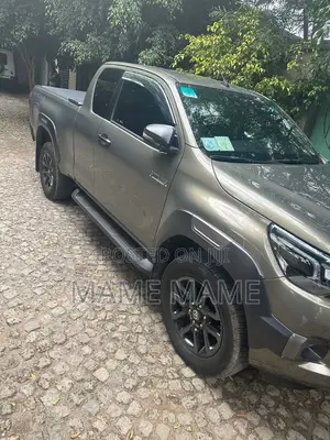 Photo - New Toyota Hilux 2021 Gray