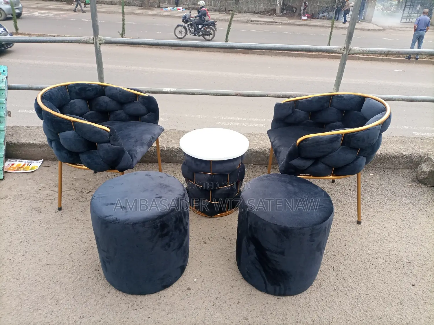 ወንበር እና ጠረጴዛ