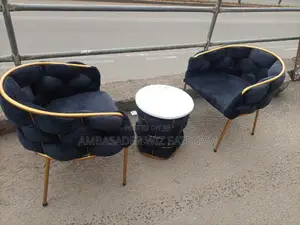 ወንበር እና ጠረጴዛ