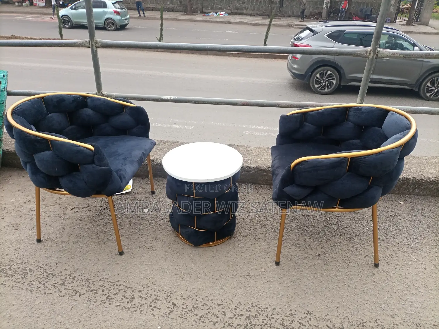 ወንበር እና ጠረጴዛ