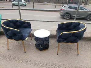 ወንበር እና ጠረጴዛ