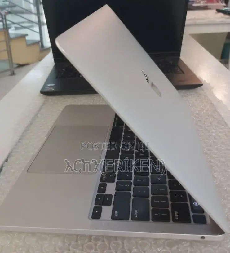 New Laptop Apple MacBook Pro 2020 8GB Intel Core I5 SSD 256GB