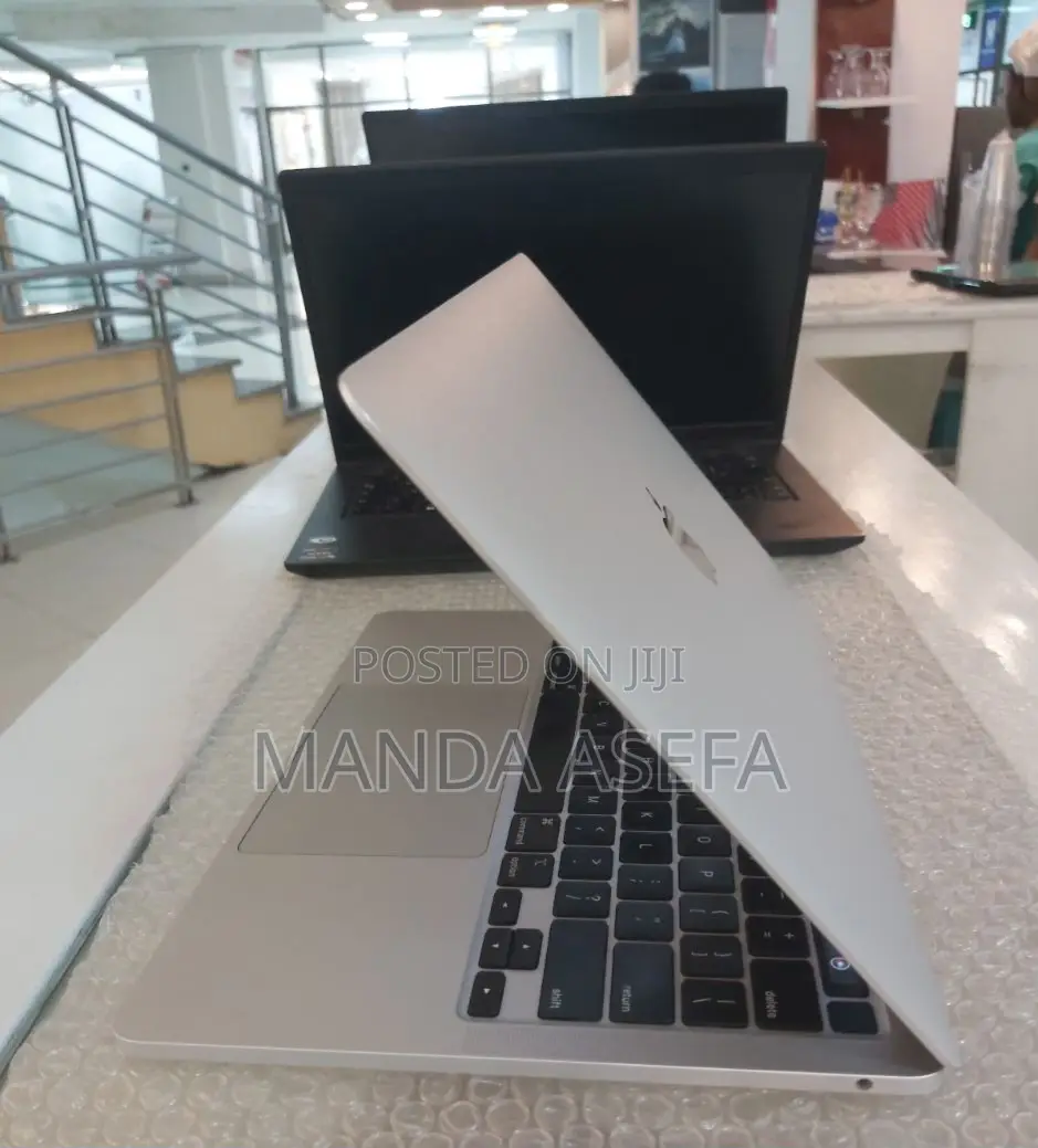 New Laptop Apple MacBook Pro 2020 8GB Intel Core I5 SSD 256GB